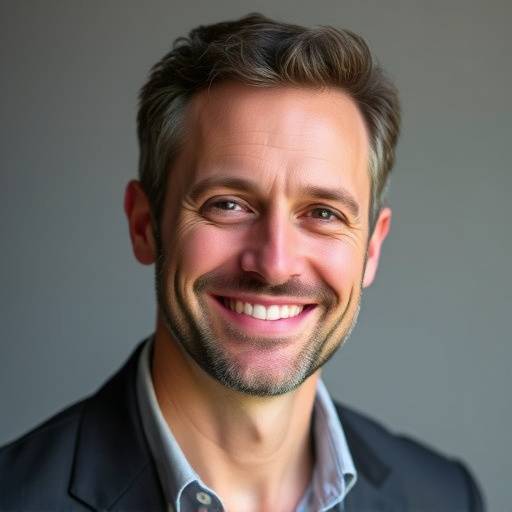 Professionele headshot van David de Vries, acteur, lachend en expressief